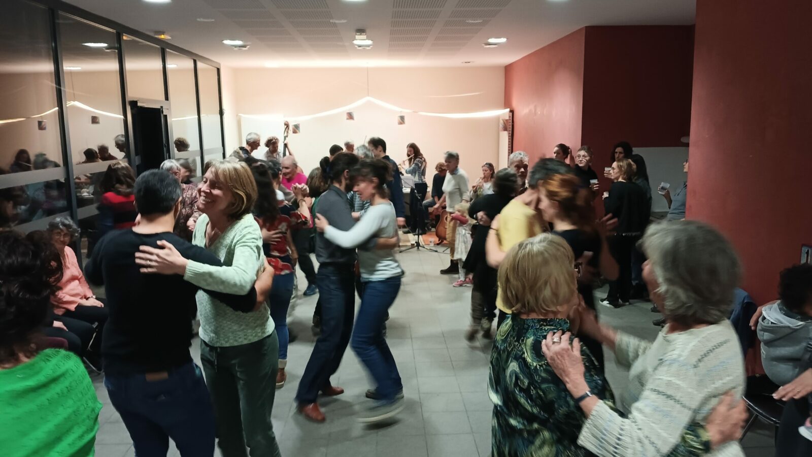 Bal des 4 jeudis 2024 - Danse sur l'Escapade Folk