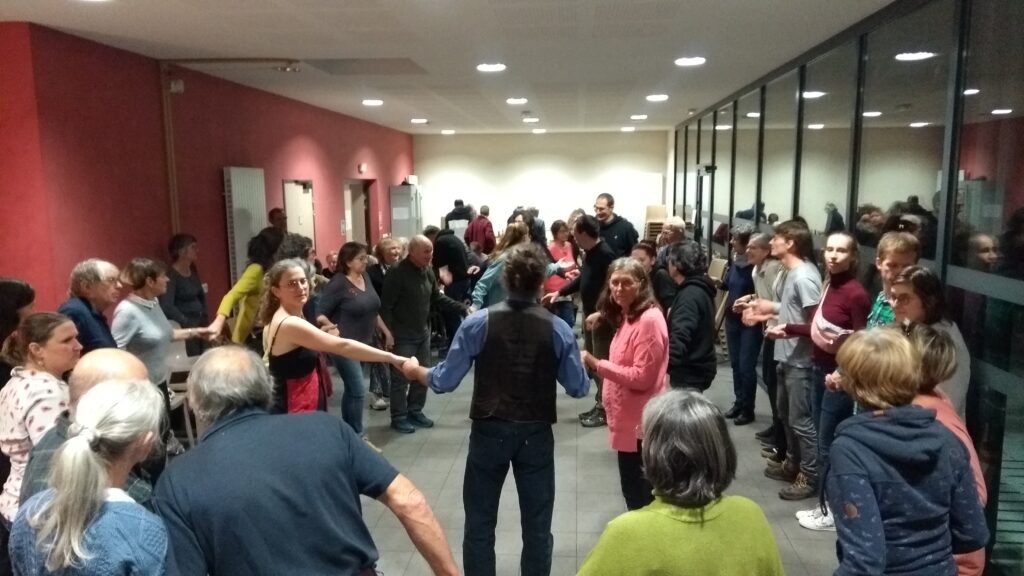 Danseurs en attente du cercle